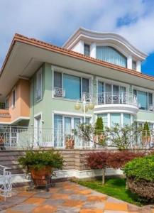For sale a luxurious 4-storey villa in Istanbul The villa consists ...