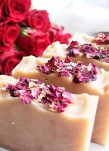 Musk soap and natural roses with natural fiber Excellent glycerin soap Moisturizing ...