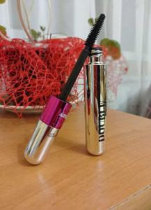 Mascara to intensify and extend eyelashes that gives the effect ...