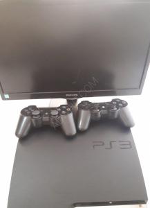 PlayStation 3 with a screen and two controllers, with 25 ...