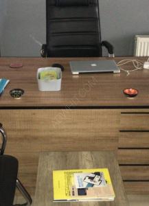 تم الاستعمال بشكل خفيف اثاث مكتبي  مكتبن كبار مع طاولة ...