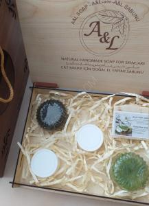 Green tea skincare set In a luxurious wooden box The group consists ...