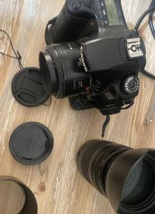 كاميرا للبيع Canon 60D  عدستين 75-300 m 50 mm + حاملة بطارية دبل ...