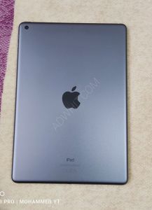 iPad 8 clean 95% with it s original charger and it ...