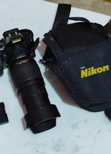 كاميرا 5200 Nikon مع بطاريتين وشنطة وكبل لنقل الملفات  وعدسة زوم ...