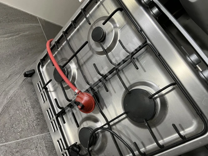 Satılık çok temiz ocak ve elektrikli fırın, tüp ve tüp dedantörü dahil