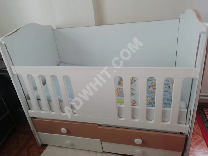 Dört çekmeceli  yataklı ve bebek beşiği