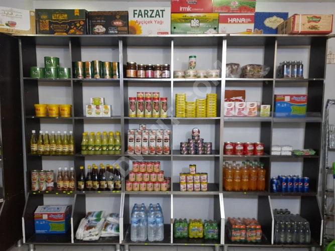 Yarı fiyatına satılık ahşap raflar
