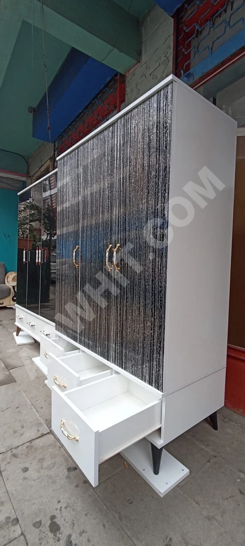 Üç yeni kapılı dolaplar