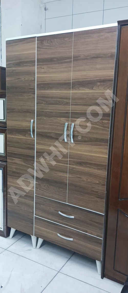 Üç kapılı elbise dolabı