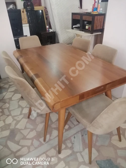 Lüks bir yemek masası cazip bir fiyatla satılık