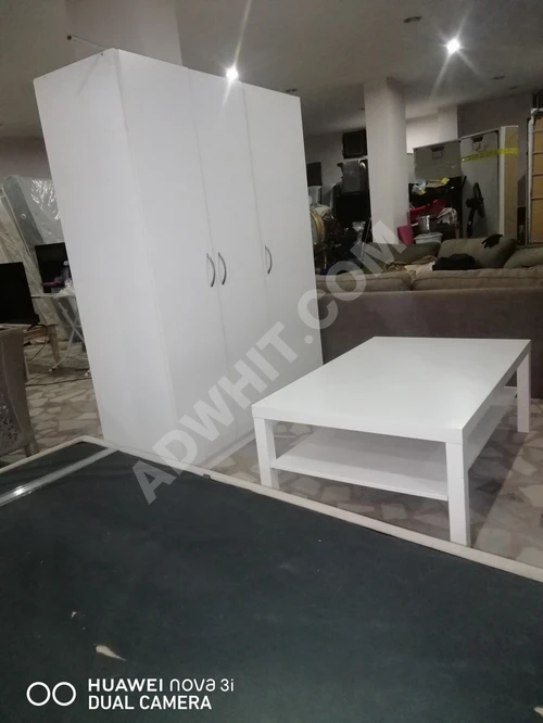 Mükemmel durumda olan üç kapılı IKEA marka dolap 1200