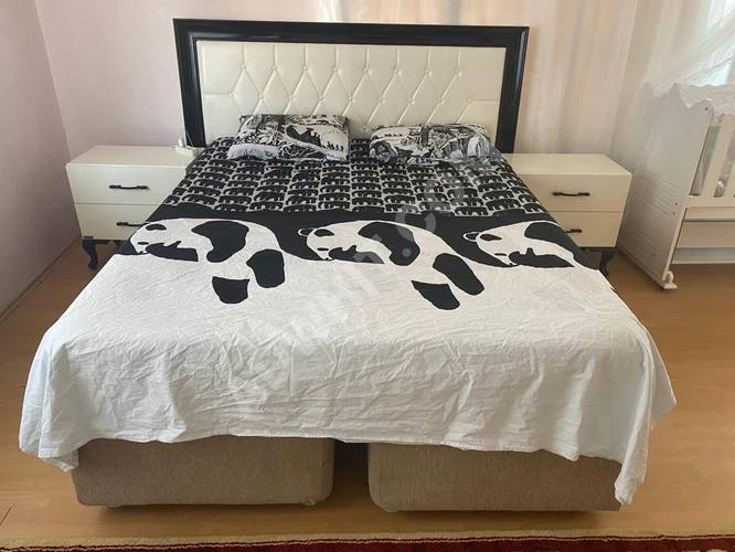 Dolap ve komodinli tam bir yatak odası