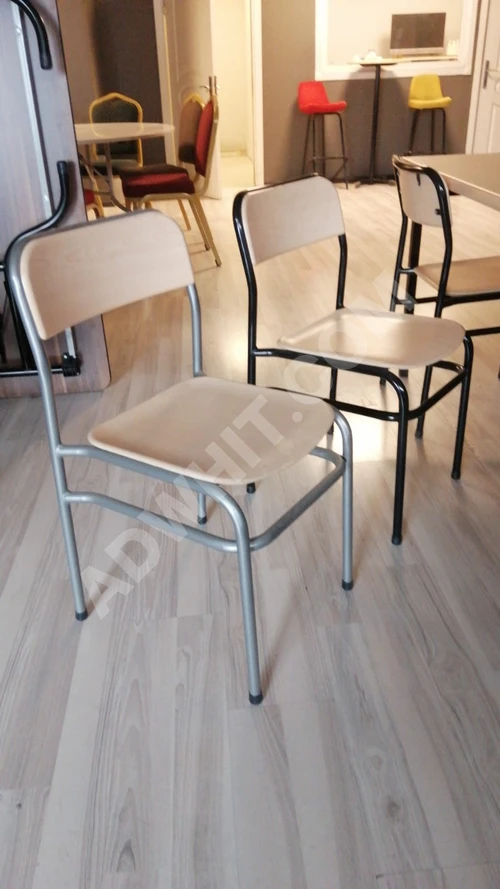 Okul sıraları, düğün salonları ve restoranlar sandalyleri