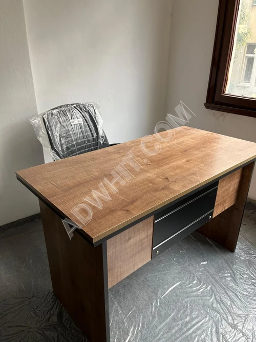 Tamamen yeni, yüksekliği ayarlanabilir tekerlekli sandalye ile ofis ahşap masa