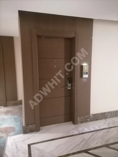 Otel kapıları
