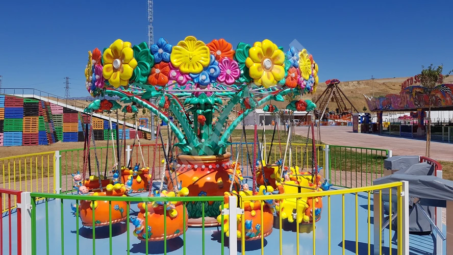 Lunapark Çiçek Salıncak oyunu