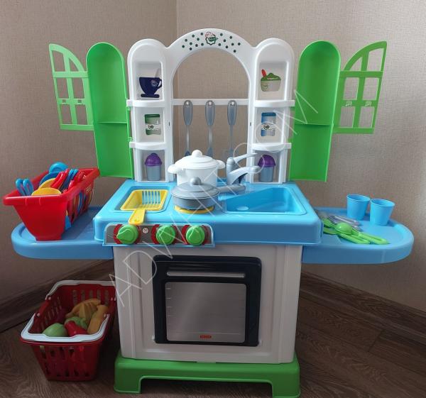 Ekstra tabak sepeti ve meyve sepeti ile birlikte olan çocuk mutfak seti