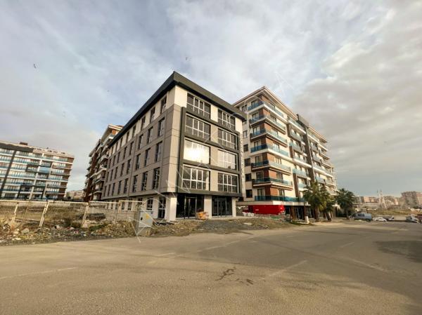 Marmara Denizi sahiline yakın olan İstanbul avrupa yakasının en lüks  bölgelerinden birinde tam bir bina sahibi olmak için bir yatırım fırsatı