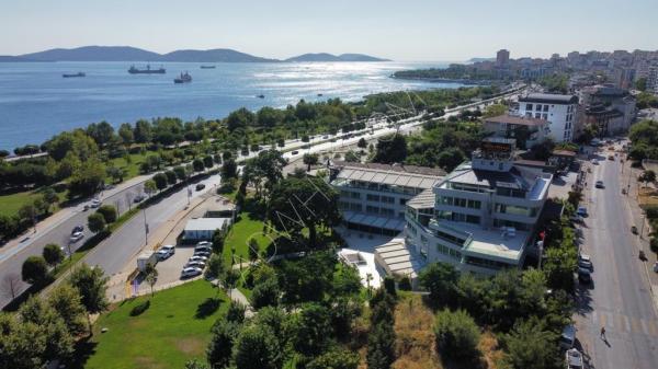 İstanbul&#39;da denize sıfır 64 odalı satılık bir otel 