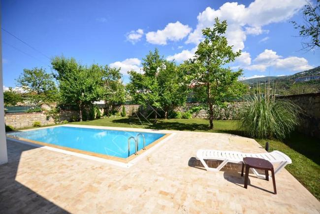 Villa in Sapanca for daily, weekly rent, swimming pool and garden