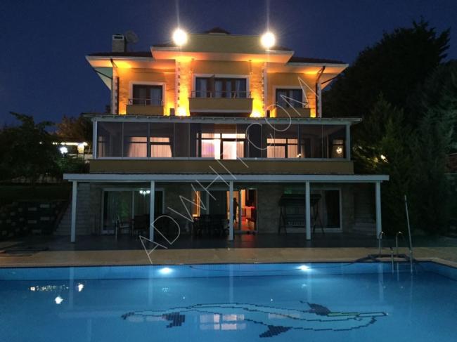 İstanbul'da günlük kiralık 6+1 villa, havuz ve Türk hamamı ile birlikte