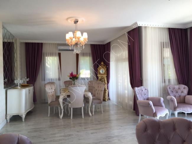 İstanbul'da kiralık 6 yatak odası villa, büyük bir havuz, Türk hamamı ve sauna bulunmaktadır