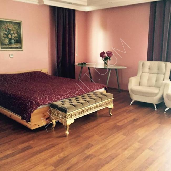 İstanbul'da günlük kiralık yedi yatak odalı ve iki havuzlu villa