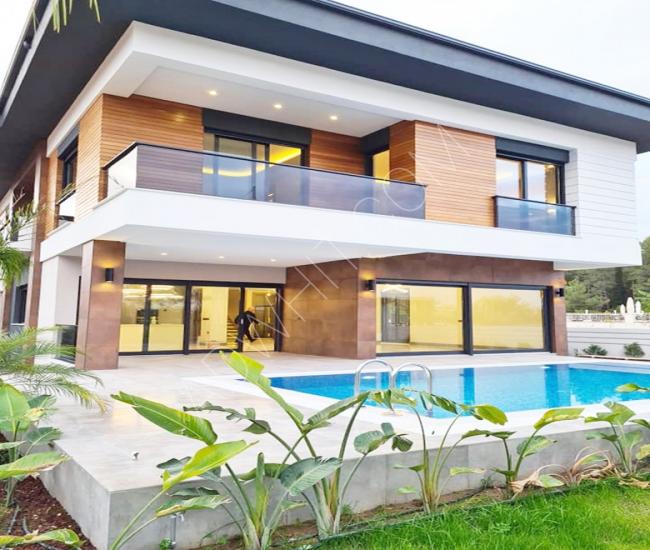Don't miss this opportunity! Ultra luxury villa 5 + 2 in the beach area of Beylikduzu!