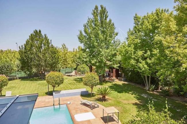 İstanbul'da özel havuz, bahçe ve Türk hamamı ile 6+1 günlük kiralık villalar