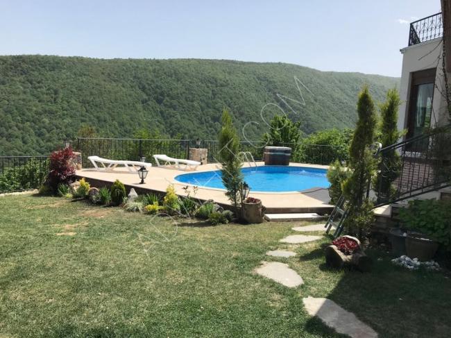 Sapanca'da dağ ve göl manzaralı kiralık villa, özel havuz ve bahçe. Şimdi rezervasyon yapın