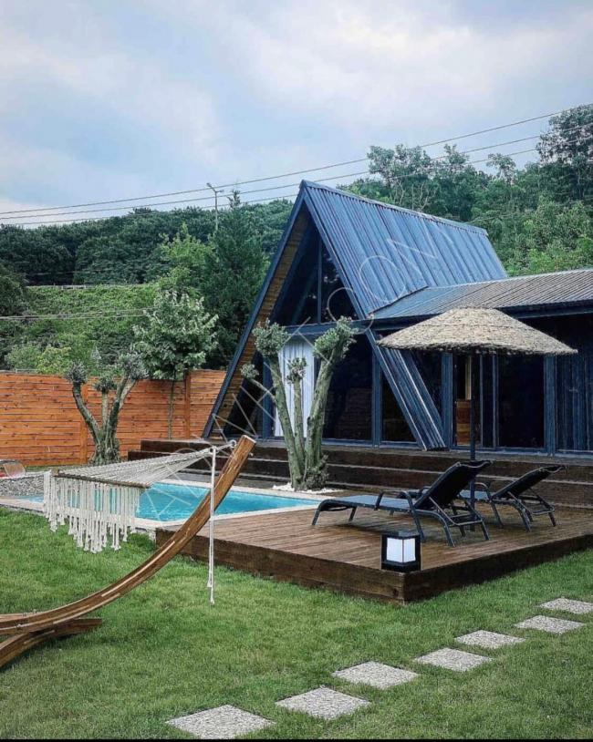 Sapanca'da yüzme havuzlu, bahçeli ve ücretsiz kahvaltılı kiralık yazlık