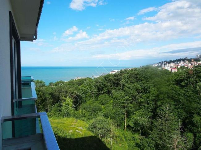 Trabzon'da 6. aya kadar üç yatak odası, salon, mutfak, iki banyo ve deniz manzaralı bir balkonlu bir otel konseptinde daire