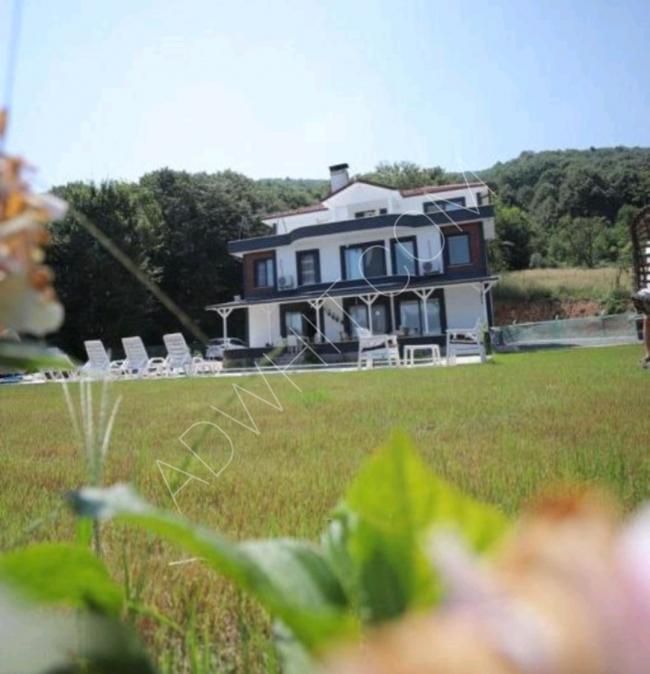 Villa for daily rent in Sapanca, seven bedrooms, a jacuzzi, and a view of Sapanca Lake