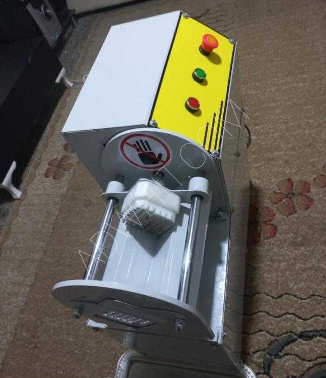 Electric potato cutting machine