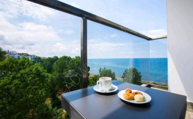 Trabzon'da deniz kenarında günlük kiralık otel konseptinde daire mevcut. Çocuk oyunları, yüzme havuzu ve restoran bulunmaktadır