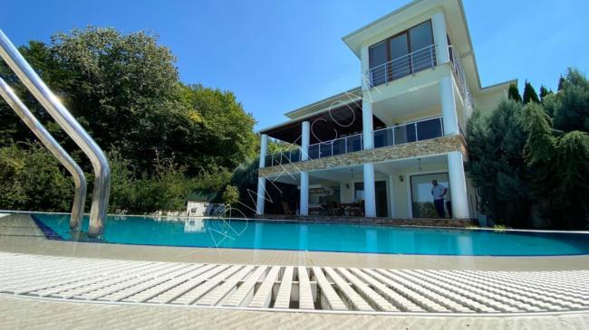 Sapanca'da jakuzi, yüzme havuzu, sauna ve göl manzaralı kiralık villa