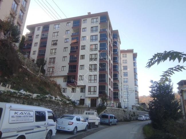 Trabzon merkezinde bir konut sitesi içerisinde üç odalı ve bir salonlu daire