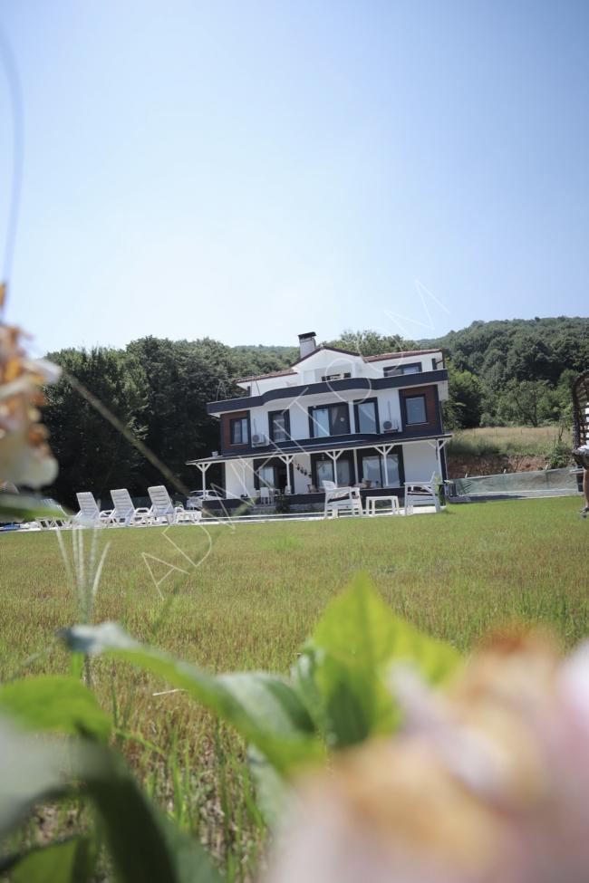 Luxurious villa in Sapanca with a swimming pool, garden and a view of Sapanca Lake