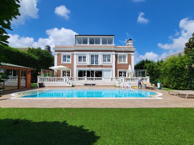 Royal villa for daily and weekly rent in Istanbul Zekeriyakoy, eight rooms and two swimming pools