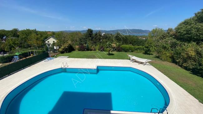 Villa for daily rent in Sapanca with a swimming pool, jacuzzi, and a view.