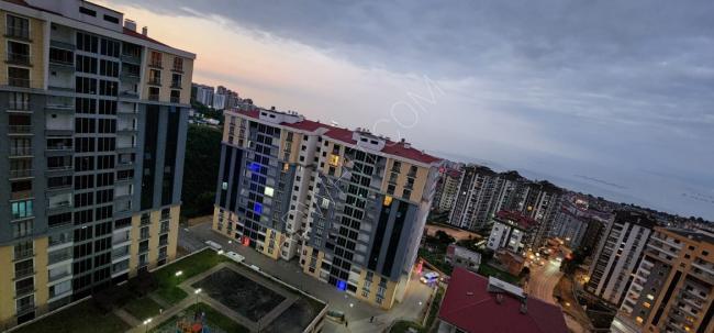 Çok büyük bir balkonu olan, deniz ve doğaya açık manzaralı, Trabzon'da 3+1 eşyalı daireye sahip olunuz