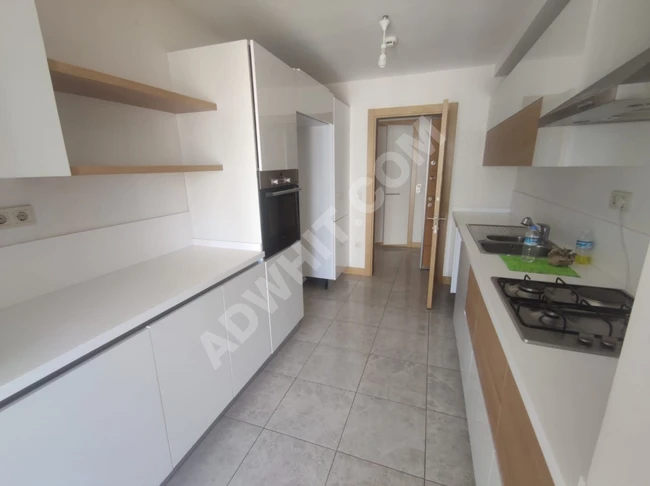 3+1 apartment for rent in Basaksehir within the Vadiyaka complex, complete with all services.