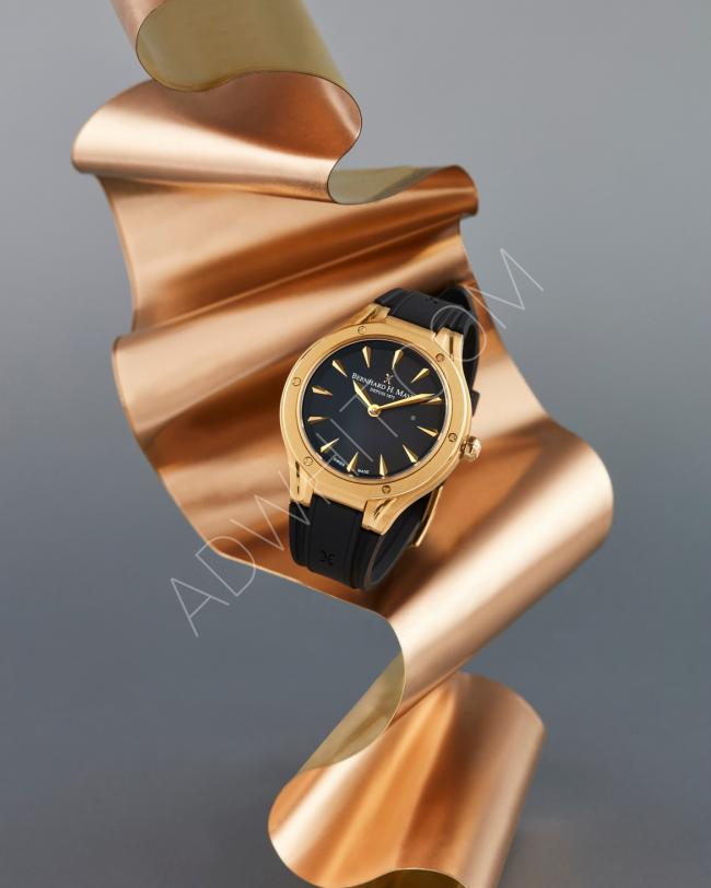 ساعة من شركة( برنارد اج ماير) السويسرية مطلية بالذهب الاصلية