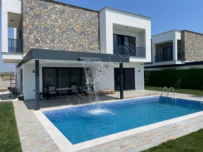 A luxury standalone villa with a 4+1 swimming pool, two floors, and an area of 500m in Istanbul