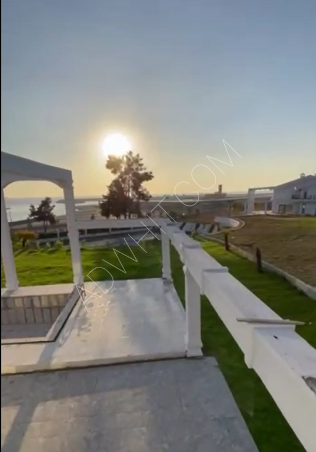 A 4+2 villa for sale in Beylikduzu Kavakli at a bargain price with a full sea view from every floor including the garden. Watch the video