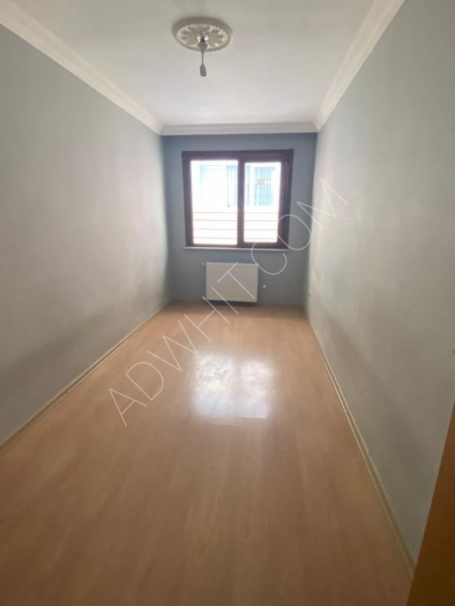 Apartment for rent in Esenyurt Sultaniye Mahallesi near Dali Balta School. The apartment is 1+2, on the 5th floor, serviced