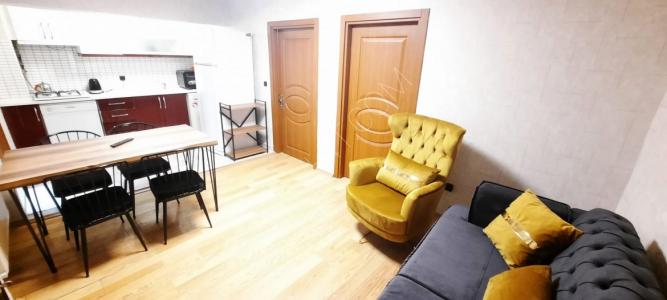 Two rooms and a hall directly on the main street in the Fatih area
