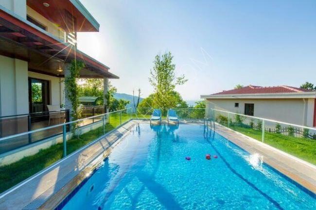A villa for daily rent in Sabanca with a lake view