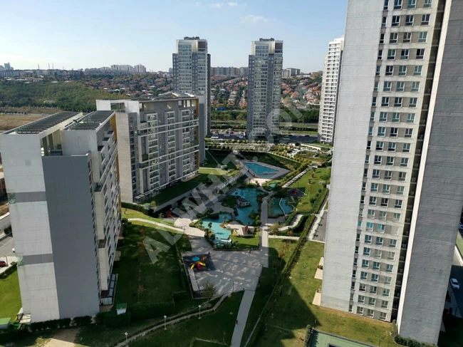 For sale, a 1+1 empty apartment with an open American kitchen. It has a bathroom, a laundry room, and a balcony with a charming view of the city, Küçükçekmece Lake, and the complex from the inside